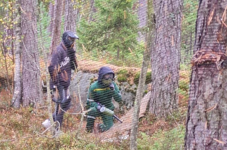 KAMP: Ungdommene hadde det moro på turen og synes det var gøy å spille med paintballgevær i skogen. FOTO: ANNA MORIPEN