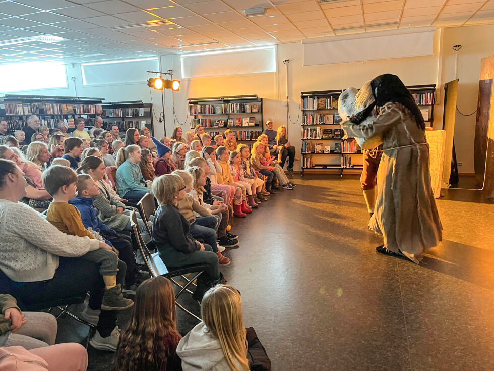 TEATER: Det var folksomt på teaterforestillingen om Askeladden lørdag på biblioteket i Osedalen. FOTO: KRISTINA SOLSVIK