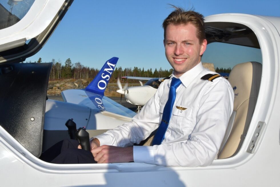STOLT: Jeroen Knol med gullving på brystet, etter å ha bestått ”oppflygningen” ved OSM Aviation Academy.