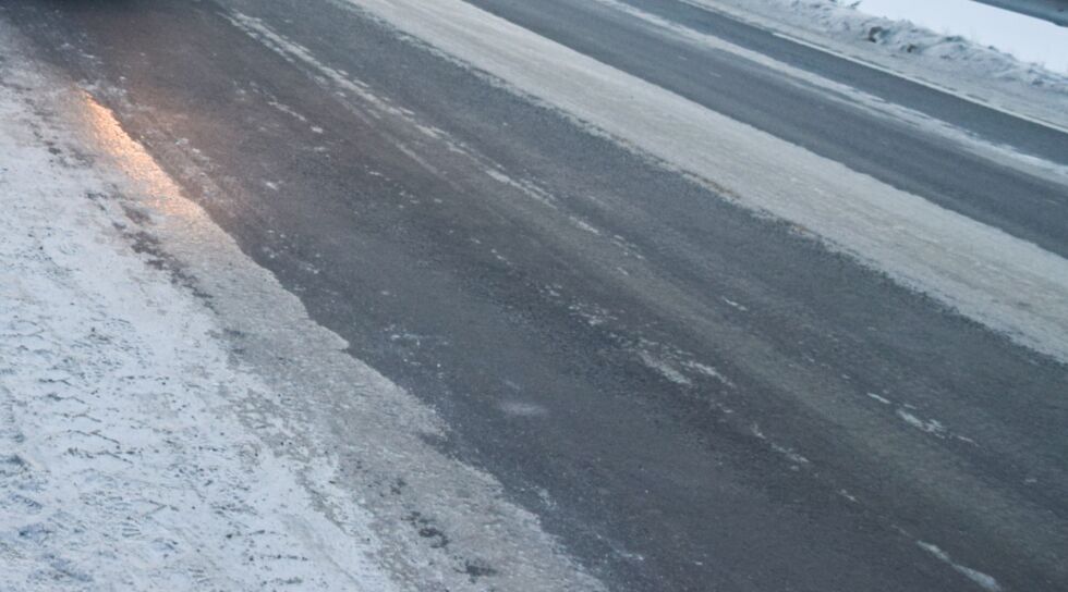 GLATT: Politiet i Agder ber folk kjøre forsiktig på veiene fredag morgen. Mye snø har gjort det glatt. ARKIVFOTO: RAYMOND ANDRE MARTINSEN