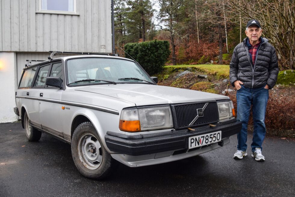 KJØRETØY: Bjørn Lauvrak med sin originale Volvo fra 1987, som ofte er å se rundt forbi i Froland. FOTO: RAYMOND ANDRE MARTINSEN