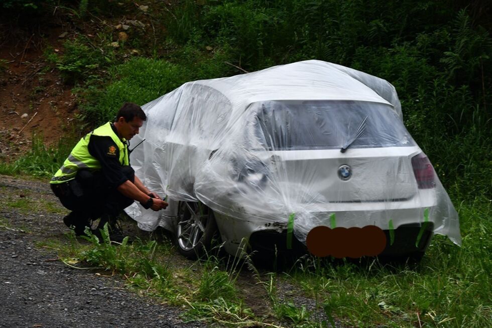 SJEKK: Skadestedsleder fra Arendal og Froland politistasjon, politibetjent Kjetil Leland, dokumenterer skadene og dekkene på bilen.