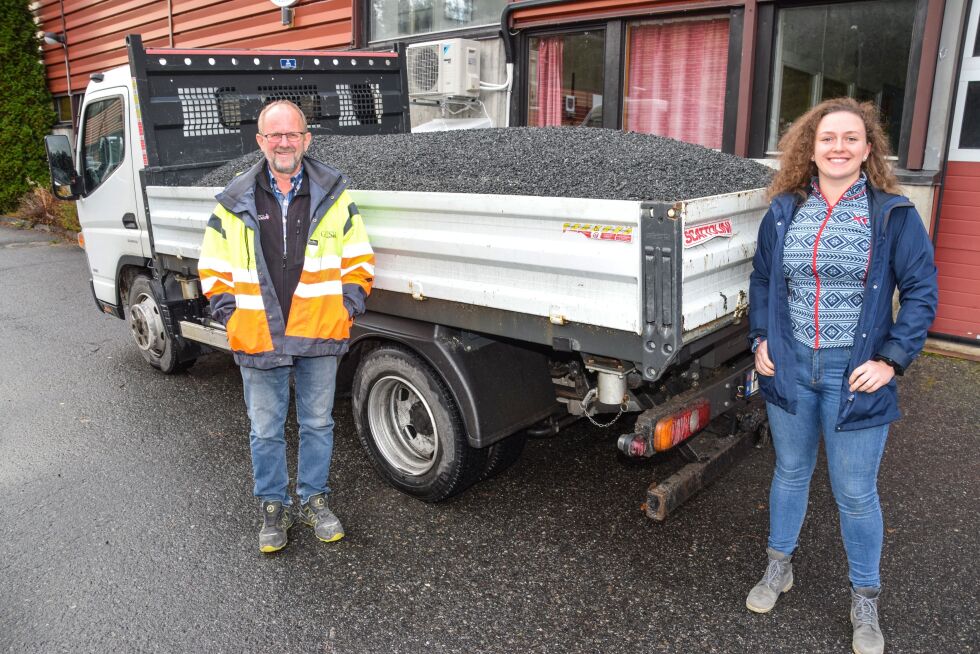 VINNER: Shelly Byholt (19)  fra Risehagen, vant 5 tonn med hagesingel fra Gauslå. Her står hun og daglig leder Øystein Gauslå med premien på Skarsbru. FOTO: RAYMOND ANDRE MARTINSEN