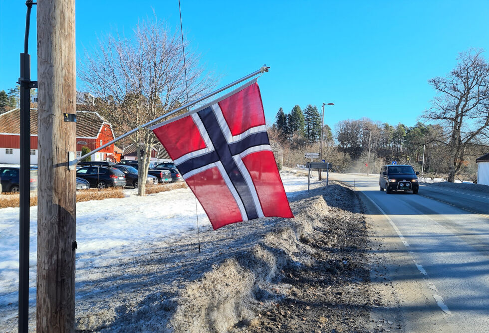 Respektløs bruk av det norske flagget, for å reklamere for bruktmarked på Froland Verk.