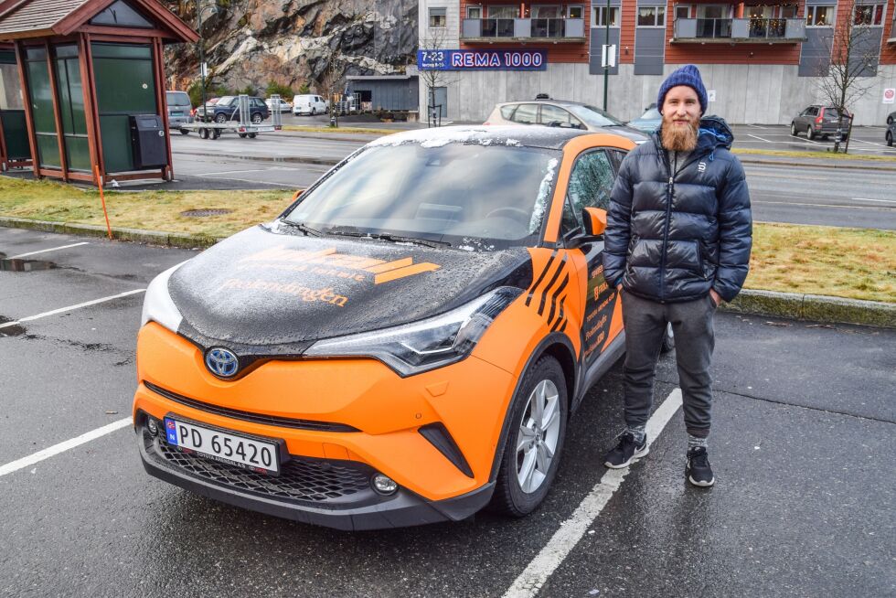 BILVINNER: Cato Nystøl (29) var den første som vant bil i E handlår lokalt i Froland i 2019.  På nyttårsaften 2020 gikk den siste turen med premien tilbake til Frolendingens kontor i Osedalen. FOTO: RAYMOND ANDRE MARTINSEN