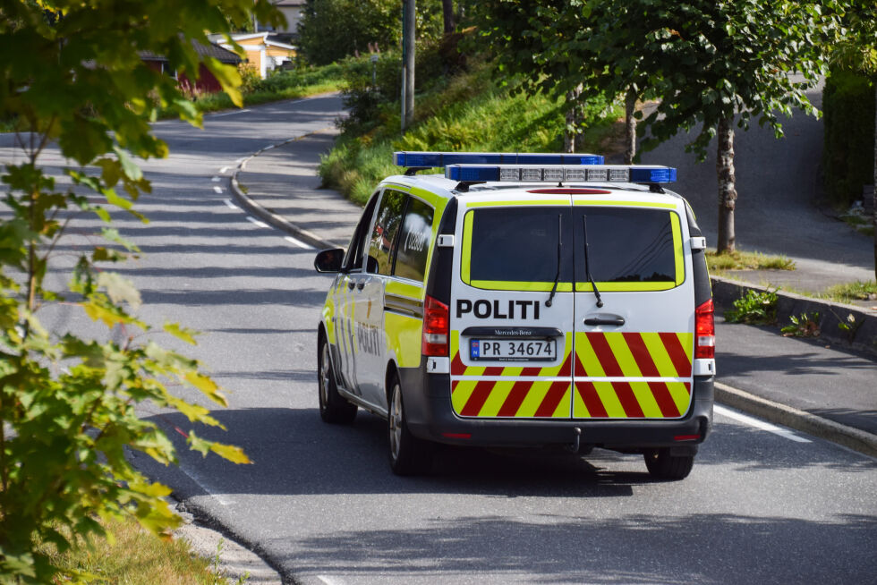 POLITI: Politiet leter etter savnet barn i Froland. FOTO: RAYMOND ANDRE MARTINSEN