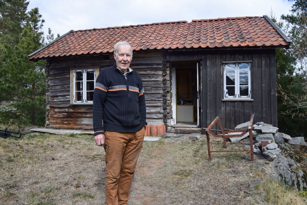 HUSPROSJEKT: Svein Hornset (74) startet på sitt hobby-prosjekt for over 25 år siden. – Det er alltid noe å ordne, jeg blir nok aldri ferdig, sier han. FOTO: RAYMOND ANDRE MARTINSEN