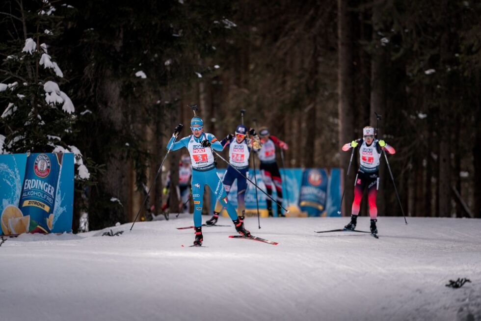 PÅ GANG: Skiskytterstafetten for damer er i gang i VM. Her fra mixstafetten. FOTO: Sondre Eriksen Hensema