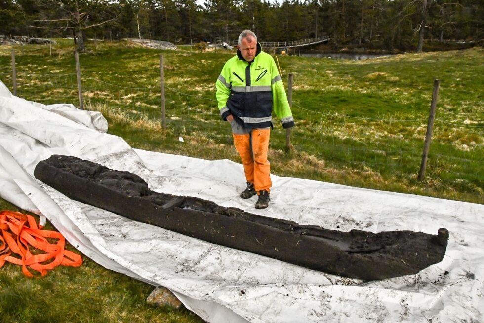 SPENT: Frode Øina Andreassen gleder seg til arkeologer fra Norges maritime museum kommer mandag. Da håper han å få en pekepinn på alderen på stokkebåten han fant fredag.