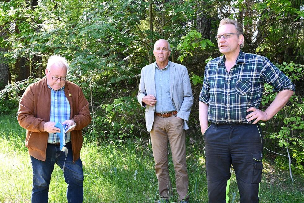 BEFARING: Arnfinn Taraldsen i Froland Byggeservice AS, ordfører Ove Gundersen (KrF) og grunneier Dag Vidar Nesodden på stedet.
