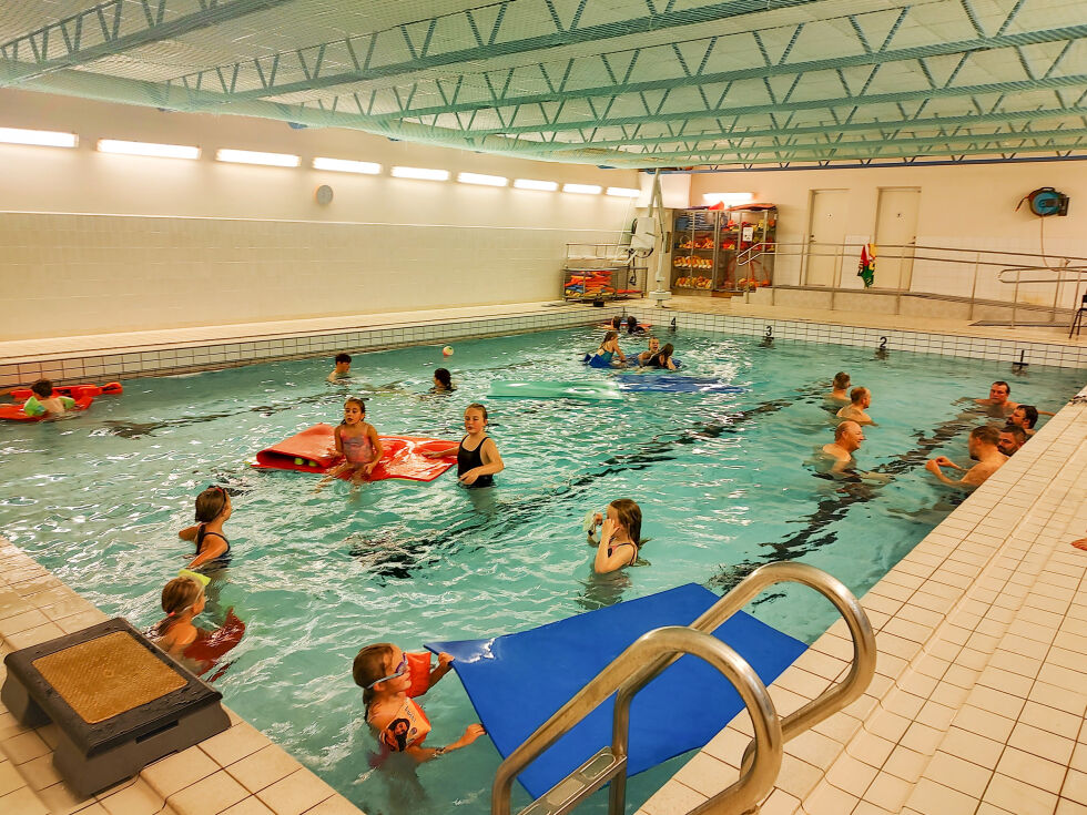 VANN: I fjor startet Mykland idrettslag med tilbudet om svømmeknappen i bassenget på Åmli skule. FOTO: PRIVAT