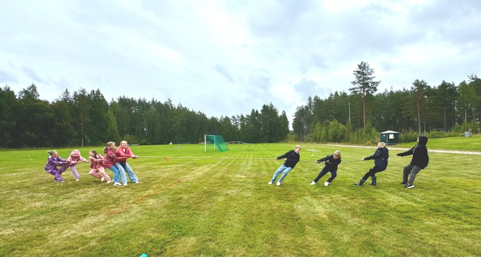 KONKURRANSE: Her jobbes det hardt med tautrekking, som var en av aktivitetene man kunne delta på på Mykland lørdag.
 Foto: Hildegunn Bjerga