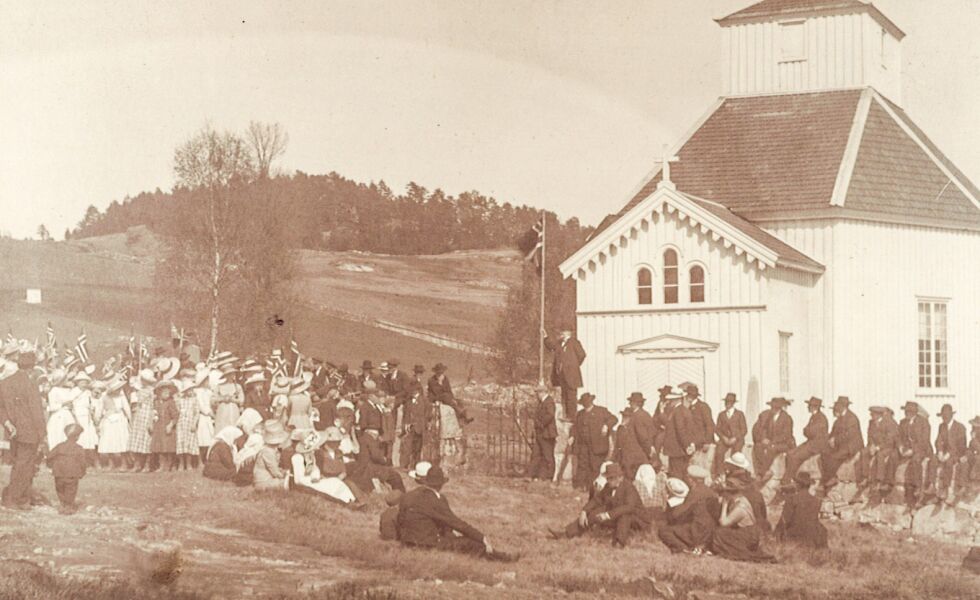 FØR: Bilde over viser Mykland kirke 17. mai 1914. FOTO: FROLAND HISTORIELAG