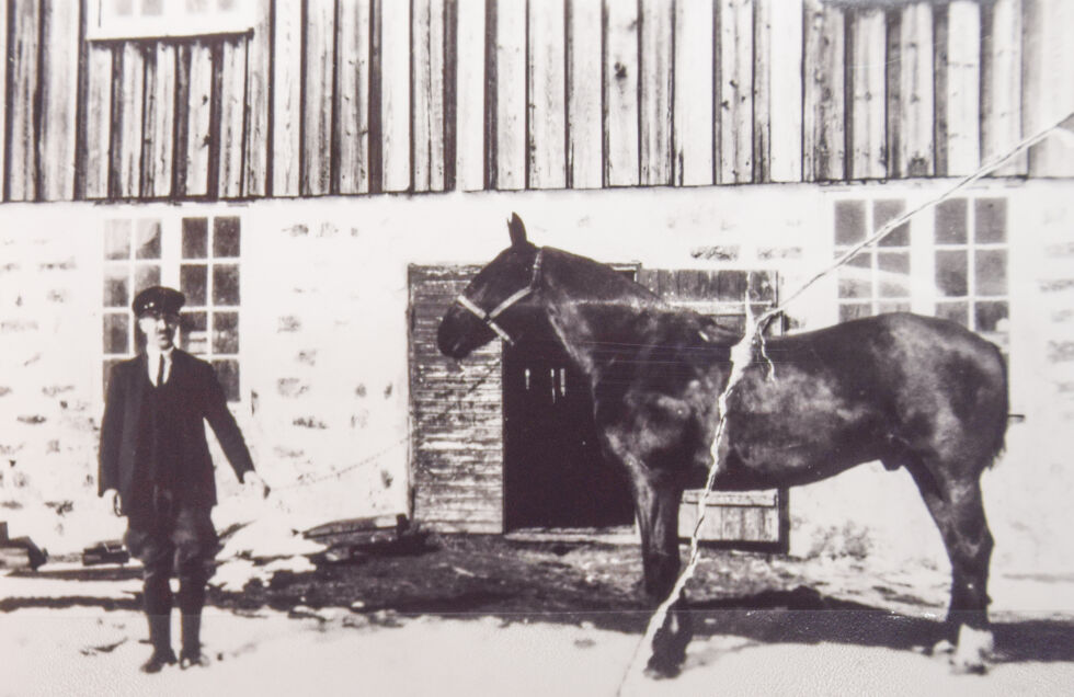 FØR: Bilde viser Mathias Olsen Mykland foran stallen i gamle dager. FOTO: UTLÅNT AV FROLANDS VERKS VENNER