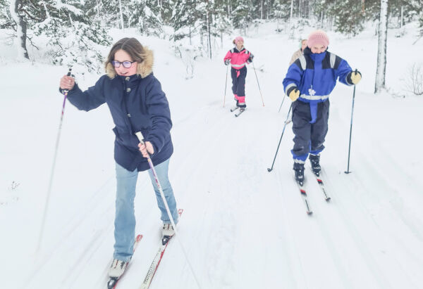 Ivrige elever på ski – stor skiglede ved Mykland skole
