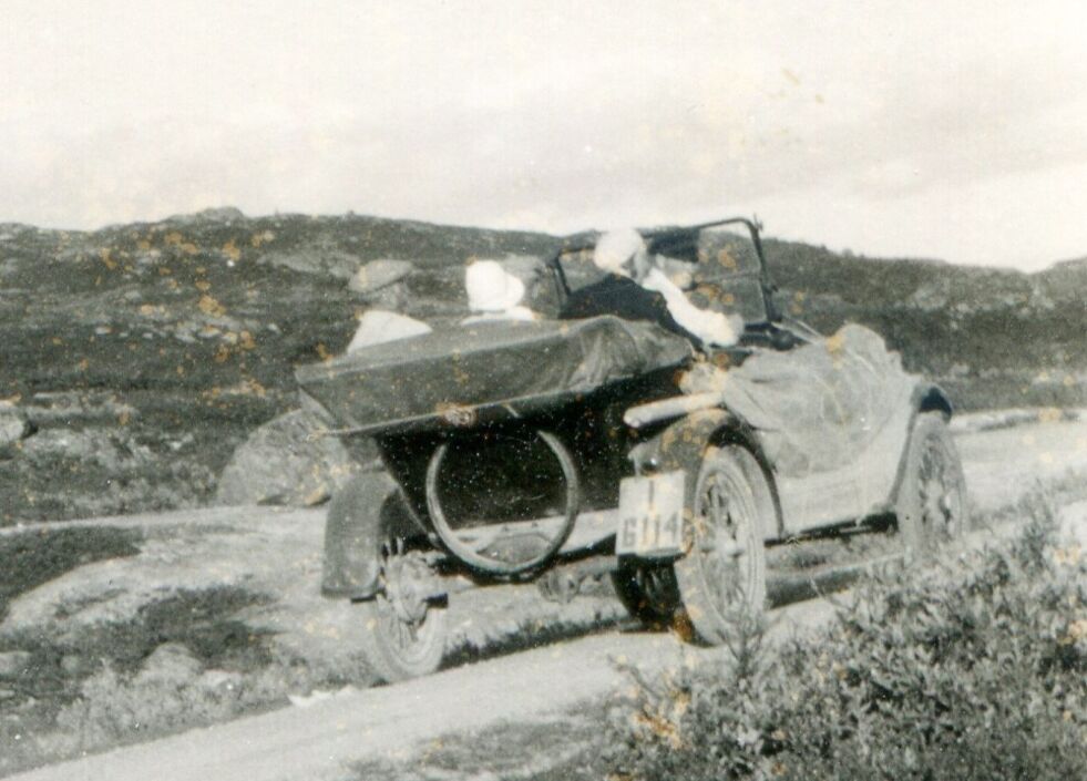 TUR: Her sitter Gjerulv Hurv (1898-1968) bak rattet og har med bilen full av folk på kjøretur.  FOTO: IVAR HURV / PRIVAT