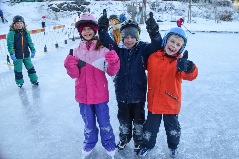 TOMMEL OPP: Linnea Sofie, Lucas Leander og Christian kunne fortelle at de koste seg veldig mye på isbanen 10-15 minutter unna skolen. FOTO: RAYMOND ANDRE MARTINSEN