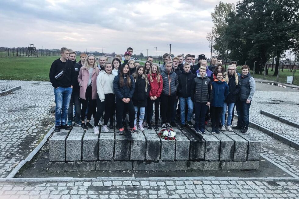 POLENTUR: I høstferien reiste 38 10. klassinger fra Froland skole på busstur til Polen, en tur foreldrene har planlagt og arrangert. På bildet er ungdommene samlet i Birkenau, hvor de la ned blomsterkrans.