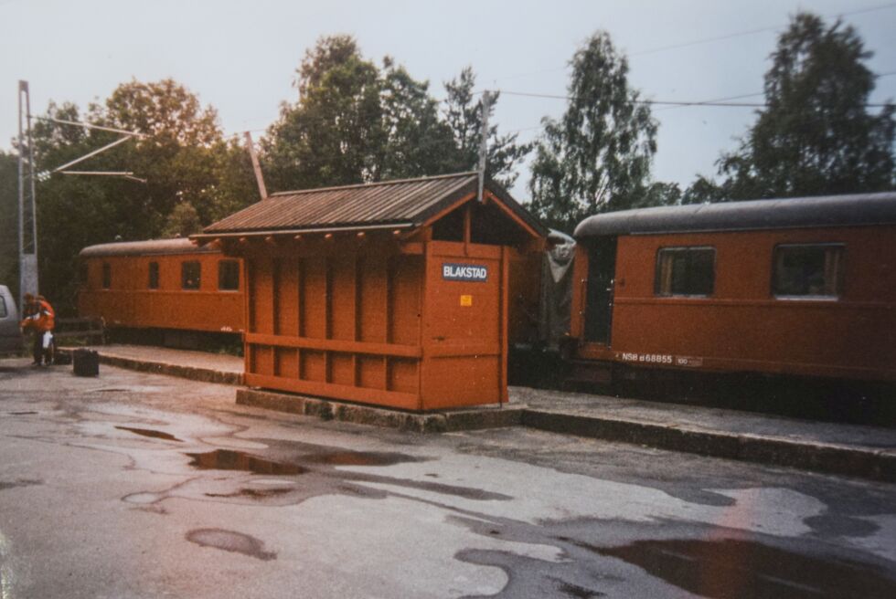 FØR: Bildet over viser Blakstad holdeplass i 1996. FOTO: ARNE MJÅLAND