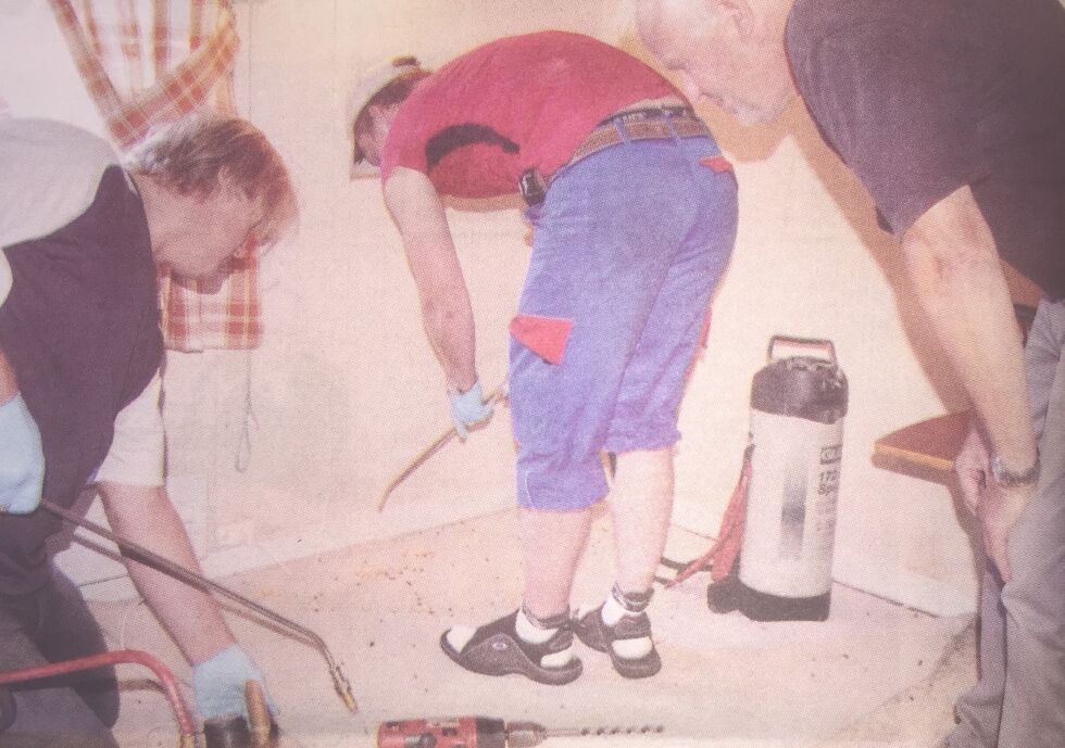 MYLDER: Tor Ole Dalen (til venstre) og Morten Risdal borer hull i gulvet og sprøyter gift i dem etterpå. Reidar Solberg står å ser på. ARKIVFOTO