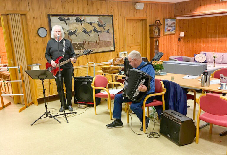 MUSIKK: Willy Reppe spilte gitar, mens Gunnar Messel spilte trekkspill på møtet.				FOTO: ANDERS EMIL ÅNONSEN