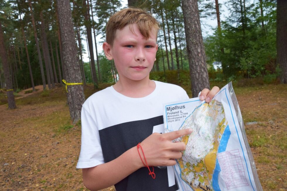 OVERSIKT: Jonas Skaiå Olimstad viser en av løypene han har gått på kartet.