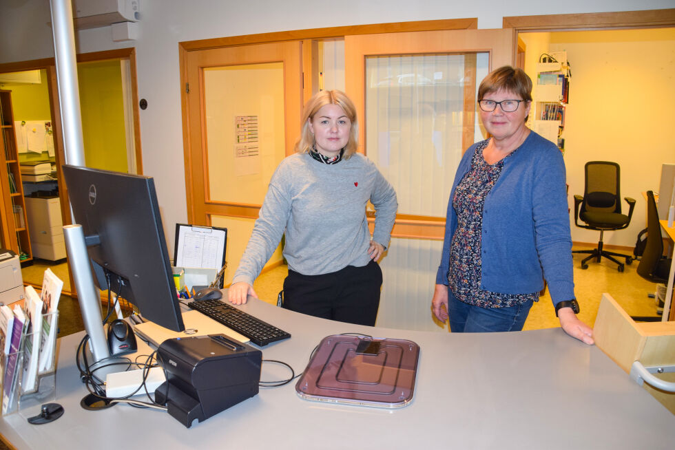 BYTTER SYSTEM: Kristina Solsvik og Helga Byttingsmyr ved Froland folkebibliotek forteller at biblioteket nå har byttet over til nytt system.