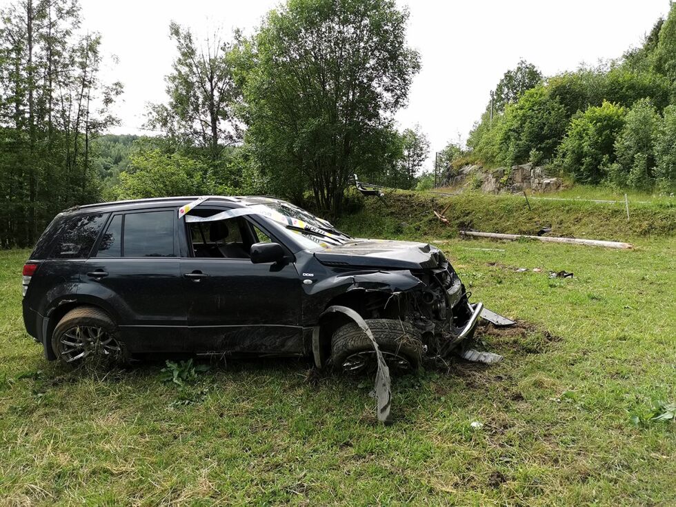 VRAK: Bilen, en Suzuki Grand Vitara, ble totalvrak etter utforkjøringen i sommer. Her ett av Frolendingens foto timer etter hendelsen.