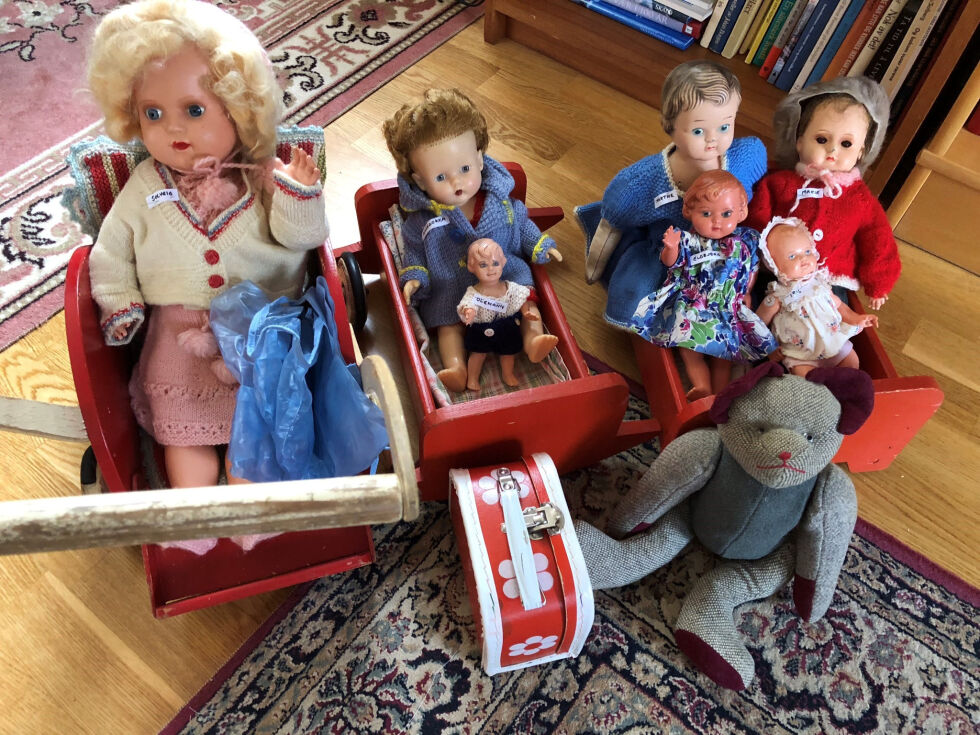 INNLEGG: Signe Bergmo Pettersen har skrevet et innlegg om barndomsminner fra Bøylestad. Her ser vi bilde av noen av dukkene hun fremdeles har fra barndommen.                      FOTO: PRIVAT