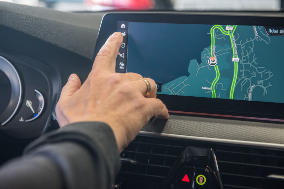 Store skjermer kan ta vekk oppmerksomheten fra veien. Foto Gjensidige
