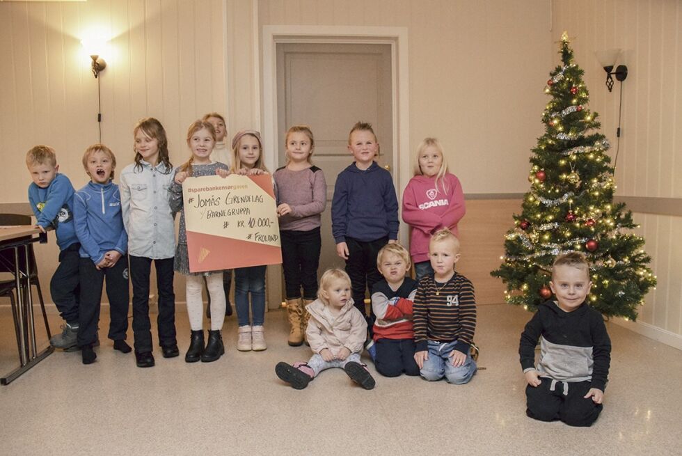 FORNØYDE: Barna viste stolt frem beviset på støtte fra Sparebanken Sør. (Ikke alle ungene hadde tid til gruppebilde. De var opptatt med å tegne)
