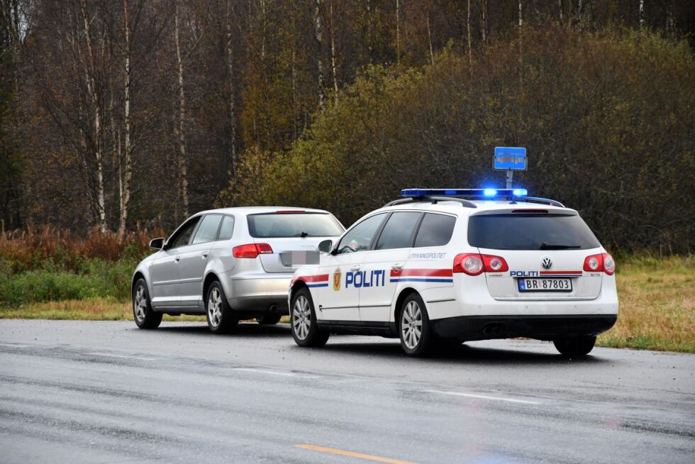 STOPP: Her har UP-patrulje 238 nettopp sørget for at bilførers ferd avsluttes.