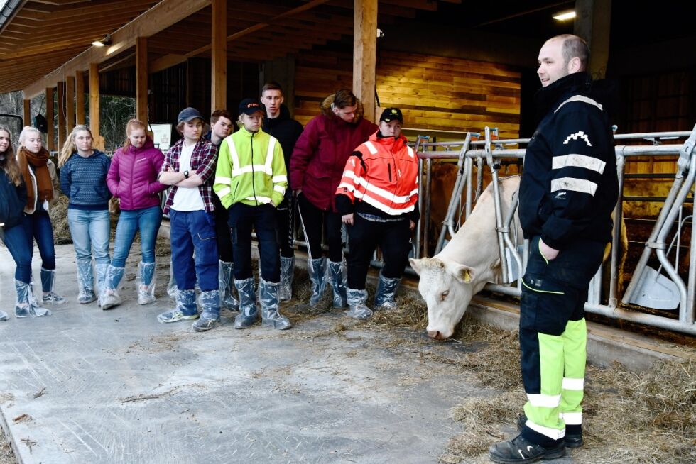 FORTALTE: En rekke andre yngre bønder fra hele Agder var tirsdag kveld på besøk hos Frank Bjerg Sigvaldsen på Reiersølskogen gård.