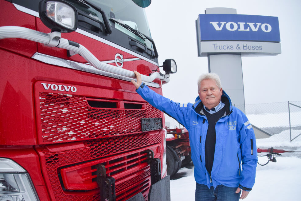 VOLVO: Reidar Sines fra Froland har solgt mange lastebiler i løpet av sin 44 år lange karriere med volvolastebiler. Til fredag blir han pensjonist. Her står han med en nyere lastebil utenfor kontoret på Blakstadheia.														FOTO: RAYMOND ANDRE MARTINSEN
