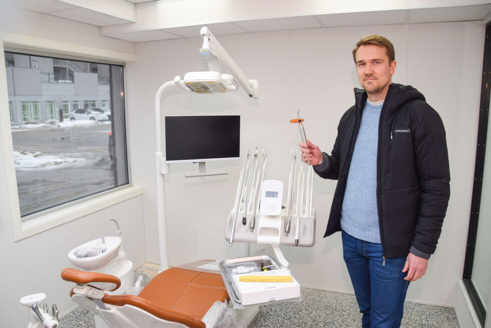 FROLAND: Om noen uker åpner en ny tannklinikk dørene i Froland. Tannlege Aleksander Roscher viser her frem et av behandlingsrommene den nye avdelingen får i Osedalen. Enda gjenstår noen få ting før alt er klart. FOTO: RAYMOND ANDRE MARTINSEN