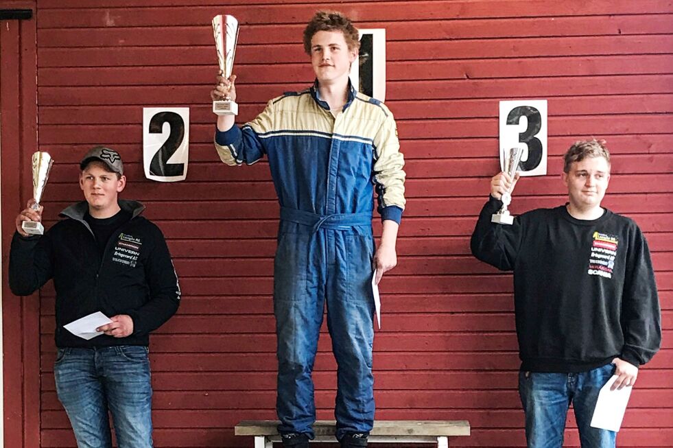 TO PÅ PALLEN: Knut Venemyr endte på 2. plass og Karl Burcsyk kjørte inn til 3. plass i A-finalen for bilcross junior.