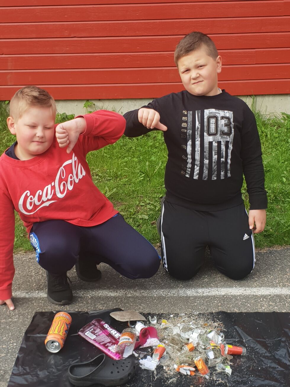 IKKE BRA: Emil Messel og Sander Heia plukket søppel på skoleveien. De likte ikke at noen hadde knust glassflasker på veien til skolen. FOTO: SIGNE HELDAL RISHOLT