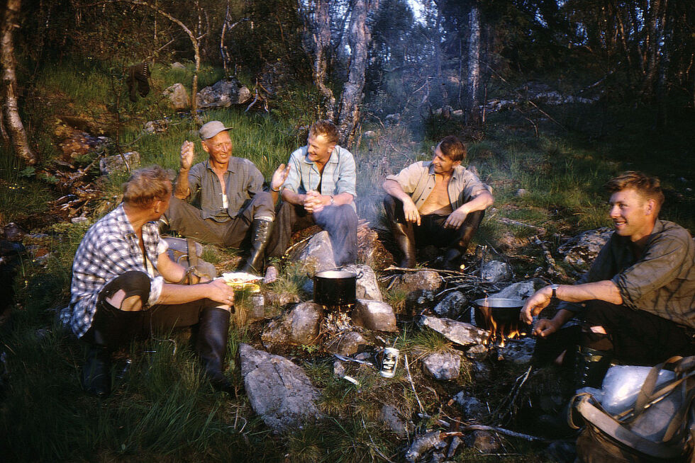 GAMLE DAGER: Lystig samling.  Fra venstre: Tore Lyngroth, Georg Fjærbu, Åge Tvermyr, Oddvar  Lyngroth. Kåre  Fjærbu.  Georg ser ut til å fortelle en fiskeskrøne. ALLE FOTO: SIGMUND TVERMYR