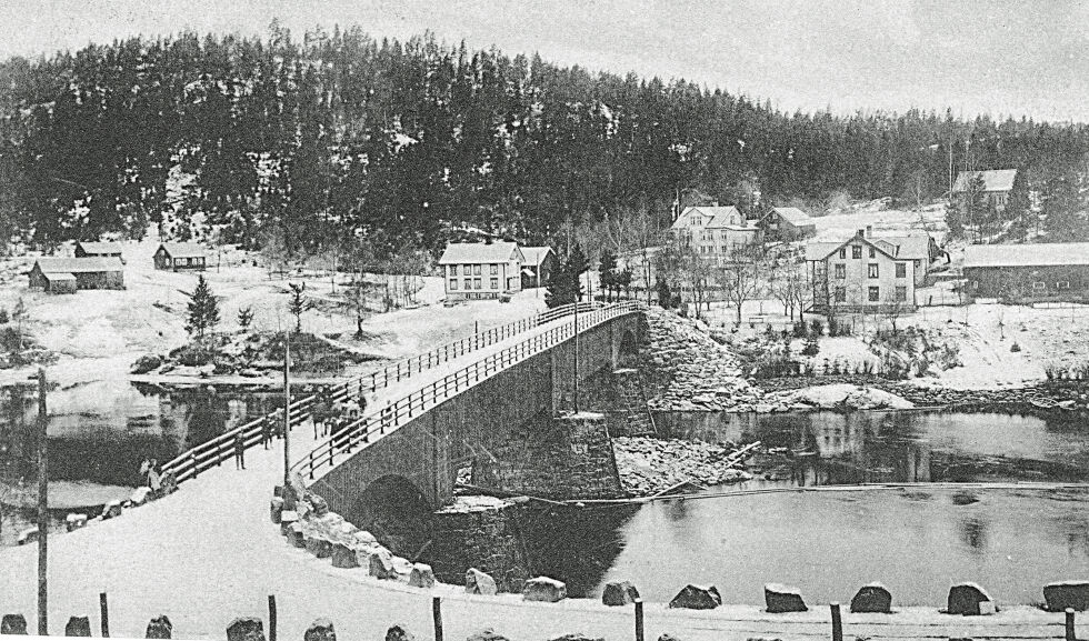 Her er den eldste Blakstadbrua fra 1873. Til venstre på bildet ligger gården Stien, der denne historia stammer fra. Det var oldefar til blant andre Helga Skomedal (Stien) som eide Stien i 1892. FOTO:PRIVAT
