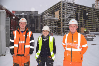 Andreas, Aurora og Samuel bygger kompetanse og skolebygg i Froland