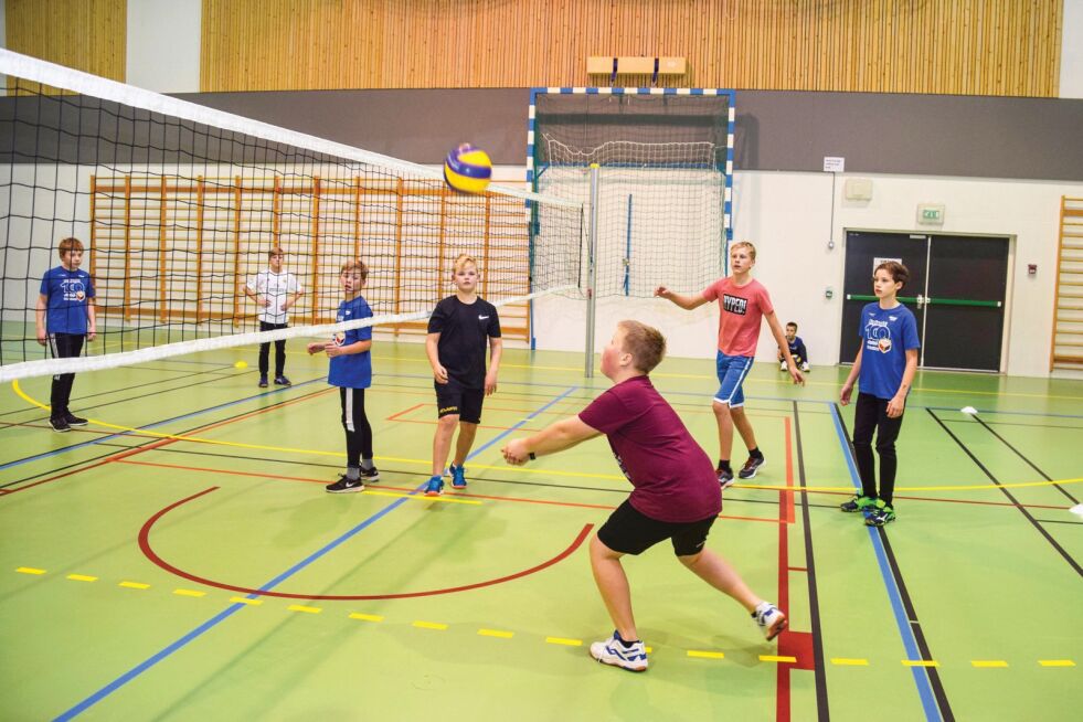 FOKUS: Tor Røisland må fokusere for å få sendt ballen over nettet.