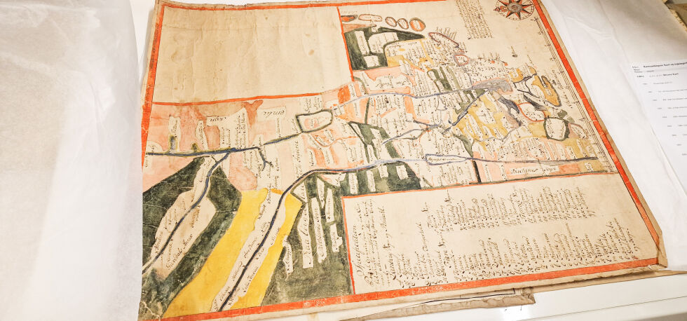 I arkivet fikk vi se et håndtegnet og farget original kart fra 1771. Kartet viser gårder med leveranseplikt til Froland Jernverk. 								 FOTO: FROLAND HISTORIELAG