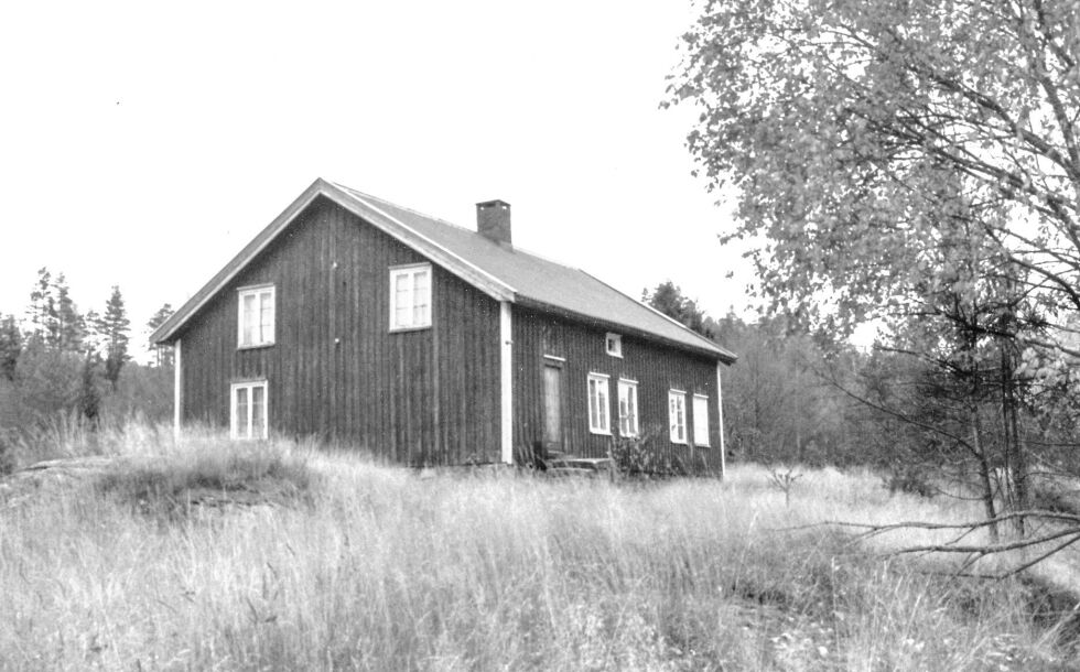 FØR: I 1990 var Augland-husene fortsatt i forholdsvis god stand, og lett synlige fra veien til Mørløs. FOTO: SALVE HAUGAAS
