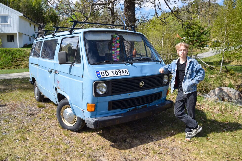 KJØRETØY: Levi Gundersen (18) med sin Volkswagen Transporter D fra 1982. For noen år siden var dette en vanlig bil å se på norske veier, de siste årene har de blitt et sjeldnere syn.  FOTO: RAYMOND ANDRE MARTINSEN