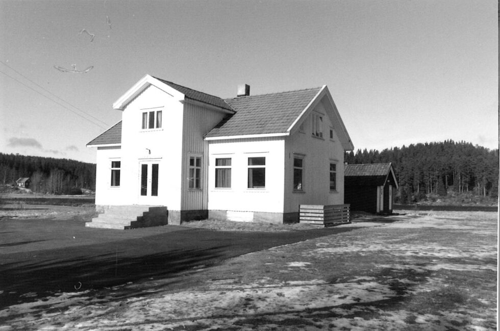 FØR: Bildet over viser Jomås skole i 1989, nesten 100 år etter at den ble bygget. FOTO: FROLAND HISTORIELAG