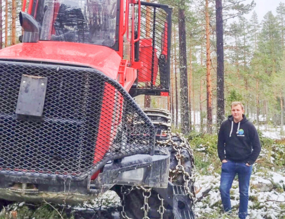 SKOGSMASKINFØRER: Simen Fidjane Lindstølen (19) tilbringer mye tid i skogen, for tiden er han lærling som skogsmaskinfører og kjører lastbærer. ALLE FOTO: PRIVAT