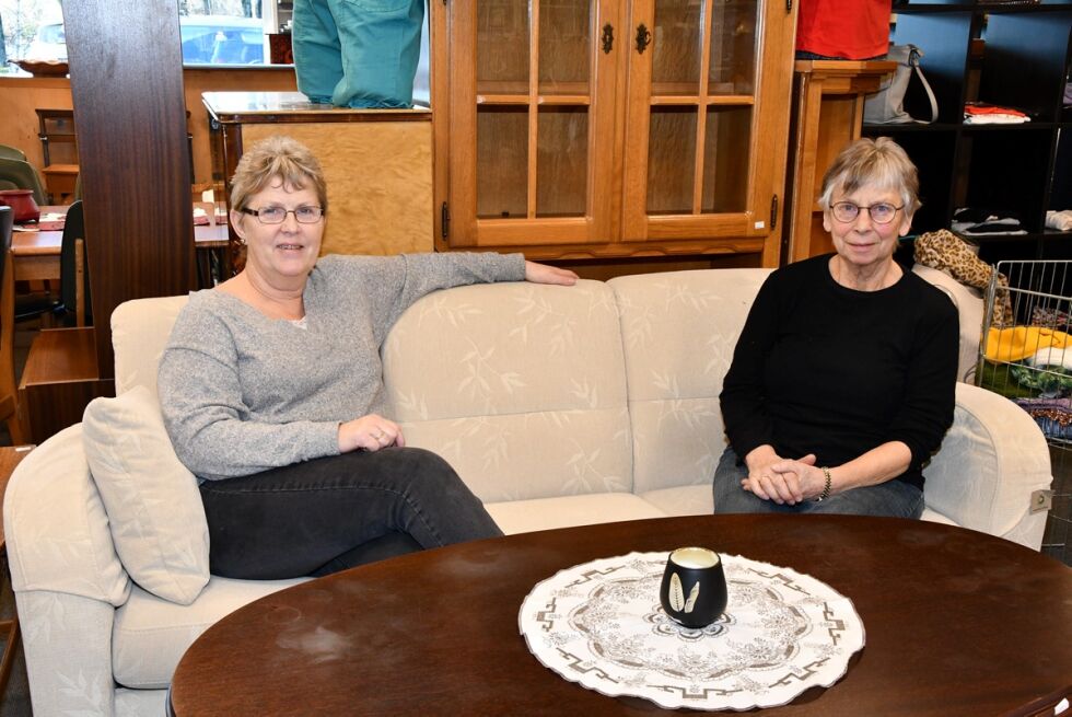 SPENTE: Brit Elisabeth Bugge Mjåvatn og Ingrid Oveland rakk en pause i en Brunstad-sofa da vi var på besøk dagen før dagen.