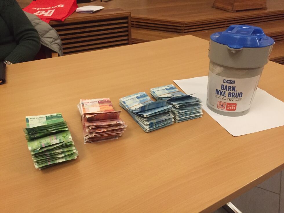 PENGER: Det var kommet inn mange kontanter da Frolendingen var innom rundt 18:30. FOTO: RAYMOND ANDRE MARTINSEN