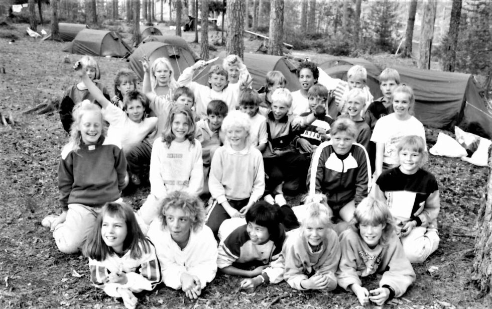 Her er fornøyde femte-klassinger fra Froland på leirskole på Hynnekleiv, nærmere bestemt på kano-camp ved Moe-gården i mai 1990.
 Foto: Salve Haugaas