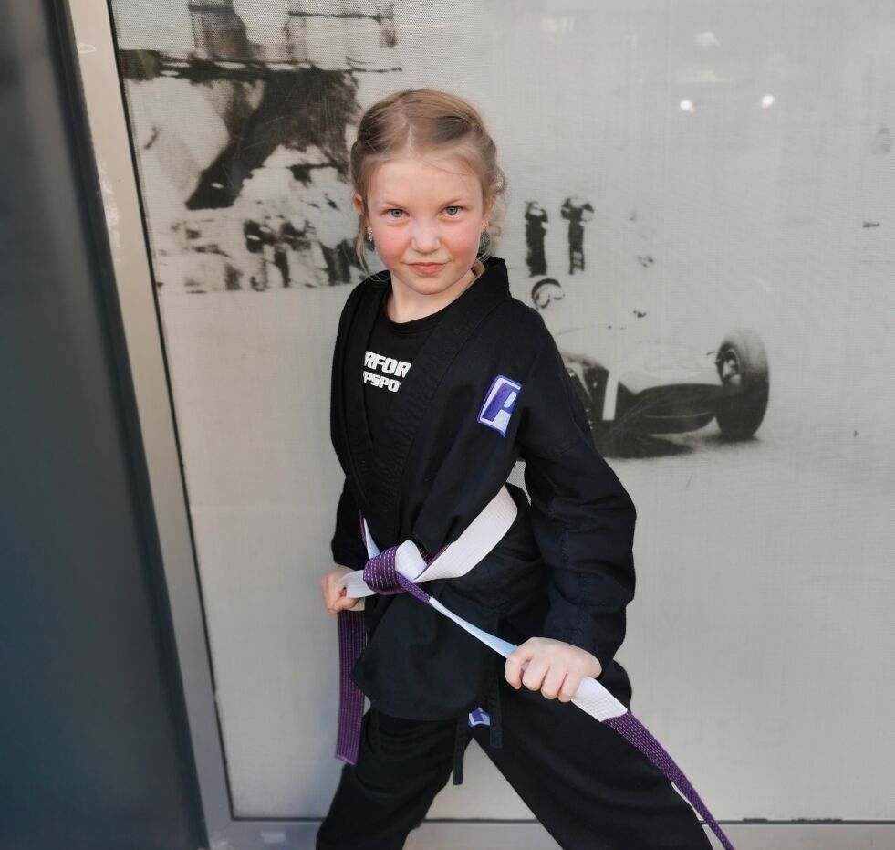 IDRETT: Andrine Skårland (9) begynte med karate for litt over 3 år siden og beskriver idretten sin som gøy.  Nå har hun gradert til Lilla 4.
FOTO: PRIVAT